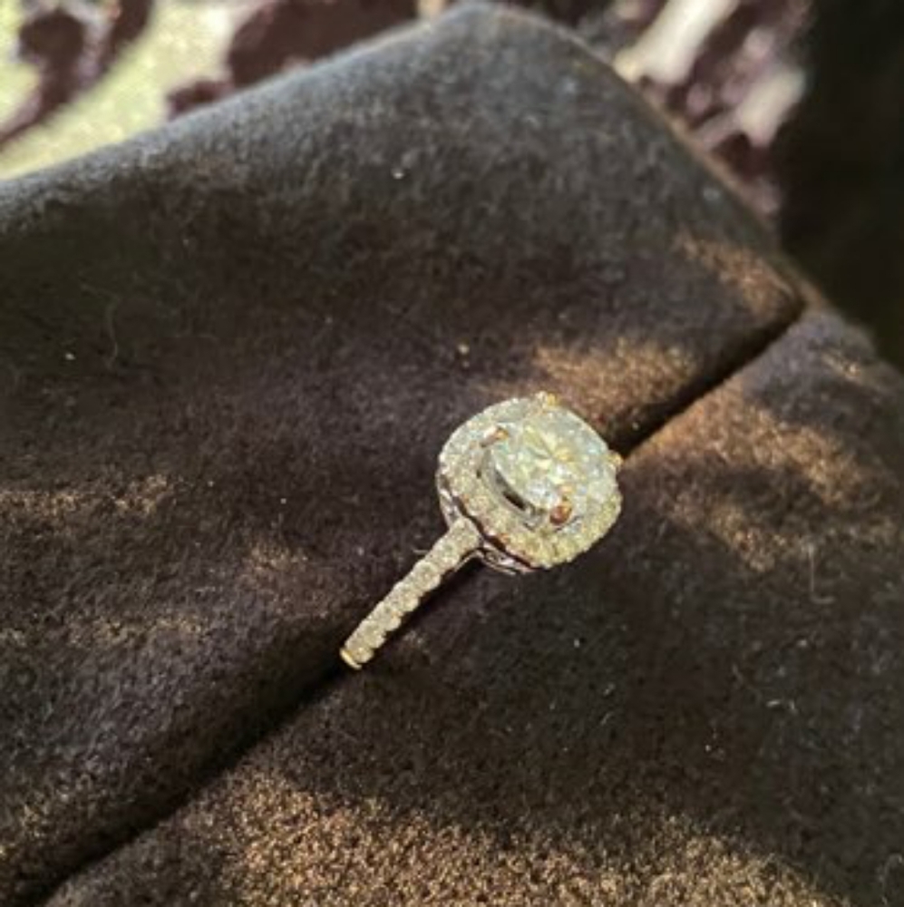 Engagement ring - Picture 6 of 9
